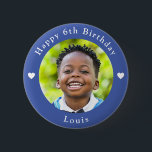 Gepersonaliseerde naam, foto en leeftijd verjaarda ronde button 5,7 cm<br><div class="desc">Schattige gepersonaliseerde foto,  naam en leeftijd verjaardagsblauwe knop.</div>