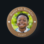 Gepersonaliseerde naam, foto en leeftijd verjaarda ronde button 5,7 cm<br><div class="desc">Schattige gepersonaliseerde naam,  foto en leeftijd verjaardag pinda kleur knop.</div>