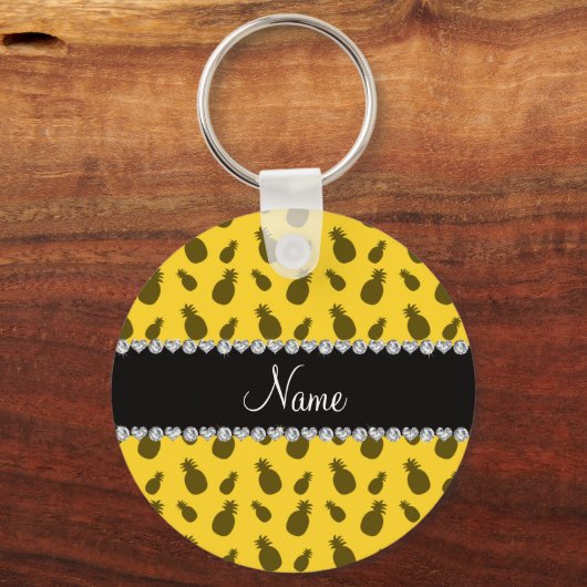 Gepersonaliseerde naam geel ananassolpatroon sleutelhanger (Voorkant)