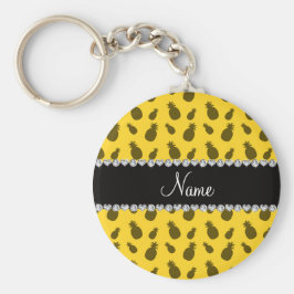 Gepersonaliseerde naam geel ananassolpatroon sleutelhanger