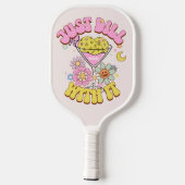 Gepersonaliseerde naam Groovy Retro Mom Pickleball Paddle (Achterkant)