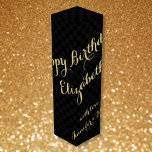 Gepersonaliseerde naam Happy Birthday Faux Gold Zw Wijn<br><div class="desc">Creëer uw eigen aangepaste, gepersonaliseerde, stijlvolle, mooie elegante faux gold typografie / script, cool zwart en grijs geruit patroon, verjaardagswijn / champagne geschenkdoos, met uw gepersonaliseerde verjaardagswensen op de voorkant en uw aangepaste notitie / bericht aan de achterkant. Gemaakt met stevige 24 pt. cardstock, kan deze wijndoos de meeste 1.5L-wijn,...</div>