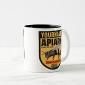 Gepersonaliseerde NAAM Honey Bee Apiary Bijenkorve Tweekleurige Koffiemok (Voorkant rechts)
