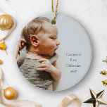 Gepersonaliseerde Naam Jaar Eerste Kerstmis Baby F Keramisch Ornament<br><div class="desc">Vier de eerste kerst van je baby met dit sierlijke gepersonaliseerde keramische ornament. Met een eenvoudig en strak ontwerp geven beide zijden van het ornament de naam van de baby, het jaar en een gekoesterde foto met een smaakvolle tekstbedekking weer. Dit dubbelzijdige ornament is een tijdloos souvenir cadeau, ideaal om...</div>