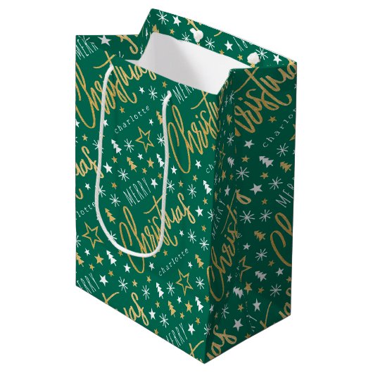 Gepersonaliseerde naam Kerstscript Green Faux Gold Medium Cadeauzakje (Voorkant Gekanteld)