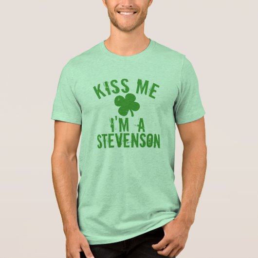 Gepersonaliseerde naam Kiss Me St Patrick's Day Wo Tri-Blend Shirt (Voorkant)