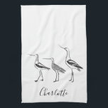 Gepersonaliseerde naam kustvogels Witte vogel Theedoek<br><div class="desc">Breng een vleugje kustcharme naar uw keuken met deze gepersonaliseerde handdoek met een drietal handgetekende kustvogels. Het is ontworpen in fraai zwart-wit met aangepaste scripttekst en is een perfecte mix van eenvoud en op natuur geïnspireerde schoonheid. Ideaal voor strandhuizen, vogelliefhebbers of iedereen die houdt van schone, moderne keukeninrichting. Voeg een...</div>