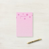 Gepersonaliseerde naam met roze sterren op roze post-it® notes (Op bureau)