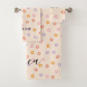 Gepersonaliseerde naam Modern gekleurd daisy patro Bad Handdoek (Insitu)