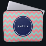 Gepersonaliseerde naam Monogram Lichtblauw & Roze Laptop Sleeve<br><div class="desc">Modern en trendy chevron patroon in een lichtblauwe en roze pasteltint. Pas dit sleeve aan door jouw naam toe te voegen; u kunt de tekst van de plaatsaanduiding eenvoudig vervangen om jouw tekst toe te voegen. Voor meer opties, zoals het wijzigen van het lettertype en de grootte van het lettertype,...</div>