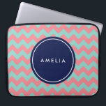 Gepersonaliseerde naam Monogram Lichtblauw & Roze Laptop Sleeve<br><div class="desc">Modern en trendy chevron patroon in een lichtblauwe en roze pasteltint. Pas dit sleeve aan door jouw naam toe te voegen; u kunt de tekst van de plaatsaanduiding eenvoudig vervangen om jouw tekst toe te voegen. Voor meer opties, zoals het wijzigen van het lettertype en de grootte van het lettertype,...</div>