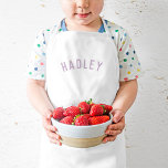 Gepersonaliseerde naam monogram | Lila Kinder Schort<br><div class="desc">Deze gepersonaliseerde kinderen schorten zijn voorzien van de naam van uw kind in een modern gebogen lettertype, waardoor ze ideaal zijn voor jonge chef-koks die helpen in de keuken, creatief aankleedspel of als artiestensmocks om kleding te beschermen tijdens het knutselen. Deze schorten zijn gemaakt van een duurzame, gemakkelijk te reinigen...</div>