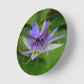 Gepersonaliseerde naam op Lovely Water Lily Wandkl Ronde Klok (Hoek)