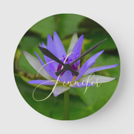 Gepersonaliseerde naam op Lovely Water Lily Wandkl Ronde Klok