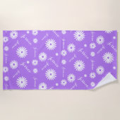 Gepersonaliseerde naam paarse typografische witte  strandlaken (Voorkant)