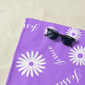 Gepersonaliseerde naam paarse typografische witte  strandlaken (In situ)