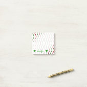 Gepersonaliseerde naam + Patroon rode en groene Wa Post-it® Notes (Op bureau)