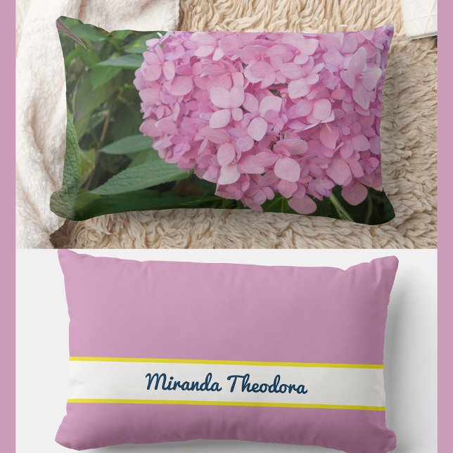 Gepersonaliseerde naam Pink Hydrangea Flowers Kussen (Modern, elegant personalized name accent pillow. Photo of pink purple hydrangea. Calligraphy script)