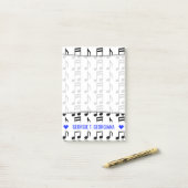 Gepersonaliseerde naam; raster van muzieknoten post-it® notes (Op bureau)