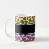 Gepersonaliseerde naam regenbooggiraffe patroon koffiemok (Links)
