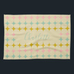 Gepersonaliseerde naam  Retro Pastelmoeder Theedoek<br><div class="desc">Deze aangepaste keukenhanddoek is voorzien van een retro, op het midden van de eeuw geïnspireerd sterpuntpatroon in zacht pastelroze, aqua en goud op een romige achtergrond. Het centrum toont uw persoonlijke naam in een elegant script, waardoor het een charmant en functioneel stuk is voor elke stijlvolle keuken. Perfect voor thuiskoks,...</div>