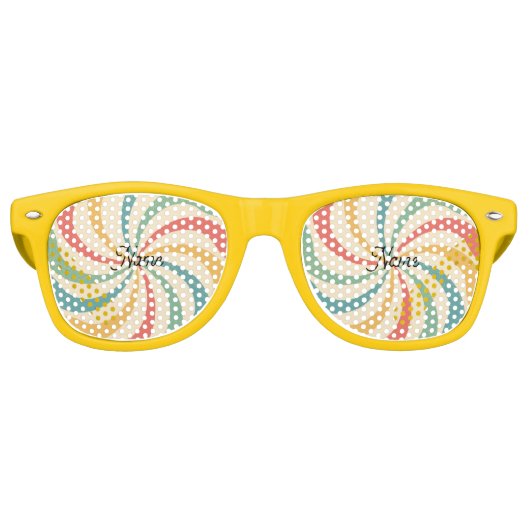 Gepersonaliseerde naam Retro Stripes Typografie Retro Zonnebril (Voorkant)