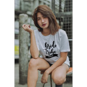 Gepersonaliseerde naam Ribbon Modern Script Bride T-shirt