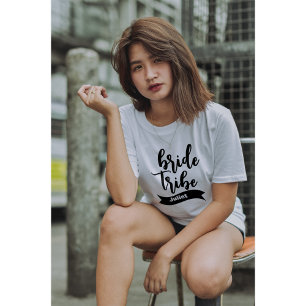 Gepersonaliseerde naam Ribbon Modern Script Bride T-shirt