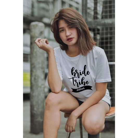 Gepersonaliseerde naam Ribbon Modern Script Bride  T-shirt