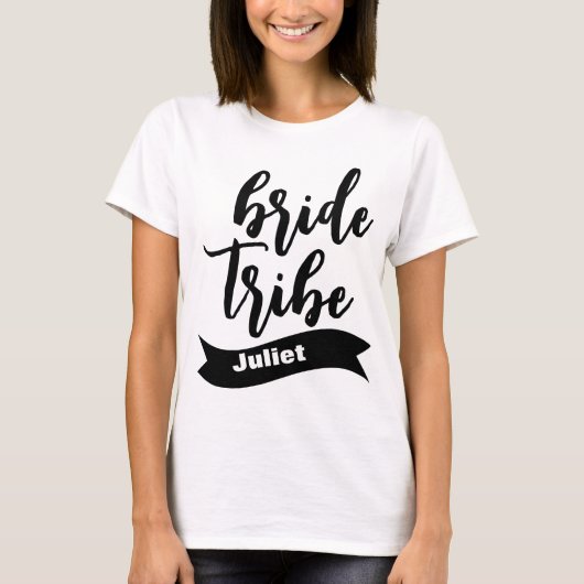 Gepersonaliseerde naam Ribbon Modern Script Bride T-shirt (Voorkant)