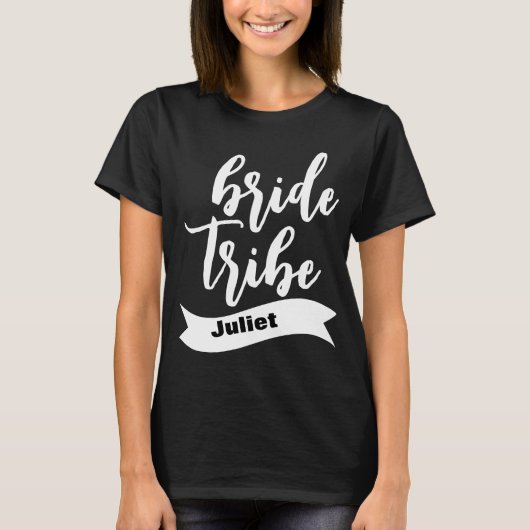 Gepersonaliseerde naam Ribbon Modern Script Bride  T-shirt (Voorkant)