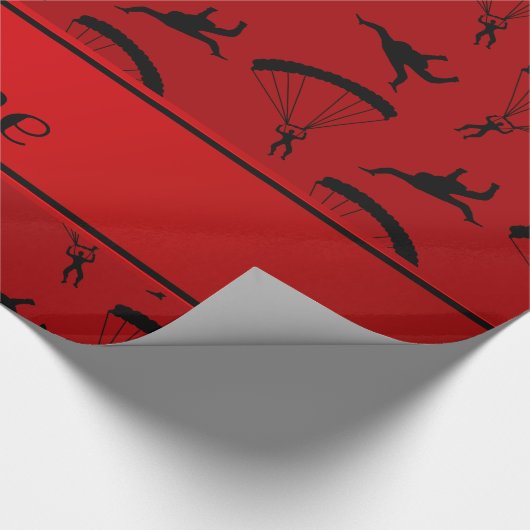 Gepersonaliseerde naam rood skydiving patroon cadeaupapier (Hoek)