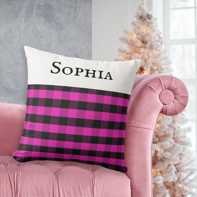 Gepersonaliseerde naam Roze Buffel Plaid Check Pat Kussen (A cushion with buffalo plaid check pattern, in pink and black. Personalize with a name at the top.)