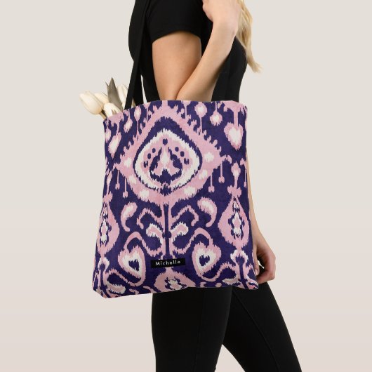 Gepersonaliseerde naam roze Ikat Pattern Bridesmai Tote Bag (Dichtbij)