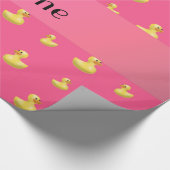 Gepersonaliseerde naam roze rubbereenpatroon cadeaupapier (Hoek)
