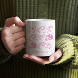 Gepersonaliseerde naam Schattige Football Coquette Koffiemok<br><div class="desc">Score een touchdown met deze schattige, aangepaste football-thema mok! Deze gepersonaliseerde mok is ideaal voor het sportliefhebbende meisje en combineert speelse, handgetekende footballs, helmen en bogen met een leuke, vrouwelijke twist. Het zachte roze ontwerp op een witte achtergrond maakt het een ideaal geschenk voor iedereen die geniet van het mengen...</div>