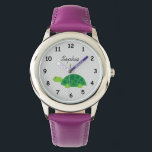 Gepersonaliseerde naam schattige schildpad roze me horloge<br><div class="desc">Gepersonaliseerde naam schattige schildpad roze meisjes kijken. polshorloges voor kinderen. Meisje Verjaardag of Kerstmis cadeau idee voor meisjes. Het vectorontwerp van in het wild levende dieren. Maak je eigen voor dochter, kleindochter, kleinkind etc. Voeg uw eigen aangepaste naam of monogram letters van kind. Grijze Polka stippen achtergrond patroon. Script typografie...</div>