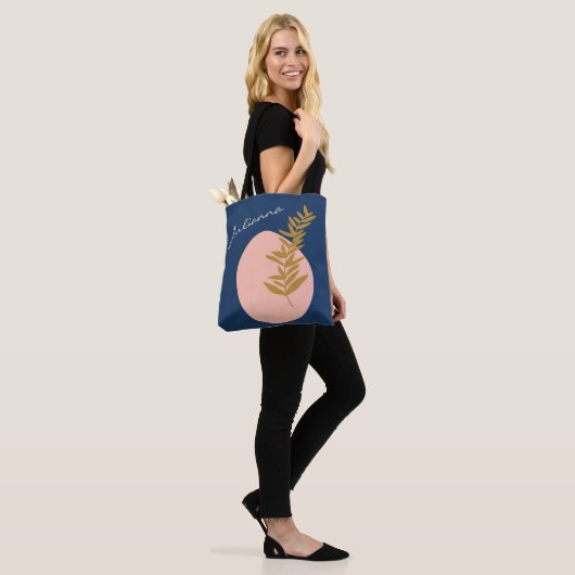 Gepersonaliseerde naam Script Blue Botanical Boho Tote Bag (Op model)