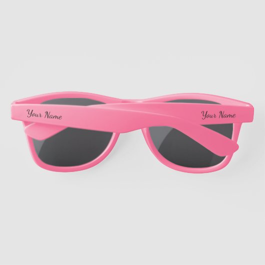 Gepersonaliseerde naam Script tekst roze trendy Zonnebrillen (Achterkant)