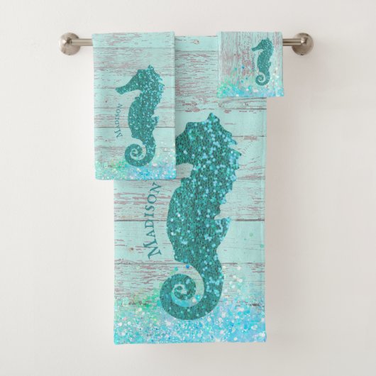 Gepersonaliseerde naam Seahorse Turquoise Wood Rus Bad Handdoek (Insitu)