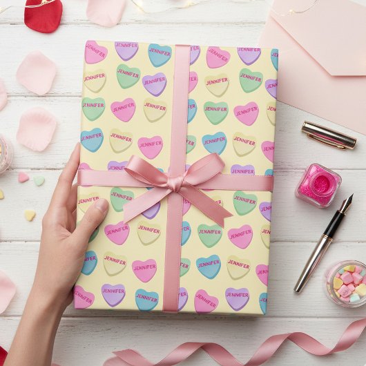 Gepersonaliseerde naam Snoep Hearts - Geel Cadeaupapier