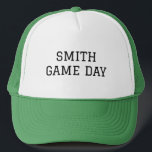 Gepersonaliseerde Naam Spel Dag Groen Trucker Pet<br><div class="desc">Game Day Green Trucker Hat. Gepersonaliseerd.</div>