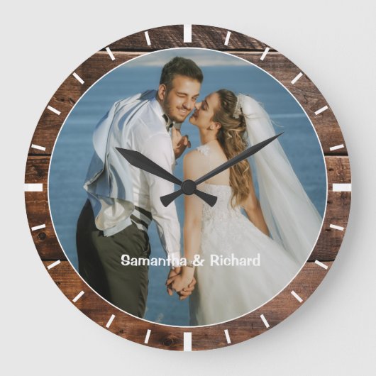 Gepersonaliseerde Naam Trouwfoto Rustiek Donker Ho Grote Klok (Voorkant)