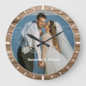 Gepersonaliseerde Naam Trouwfoto Rustiek Hout Lijs Grote Klok (Voorkant)