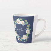 Gepersonaliseerde naam Waterverf Navy Floral Butte Latte Mok (Rechts)