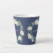 Gepersonaliseerde naam Waterverf Navy Floral Butte Latte Mok (Voorkant)
