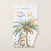 Gepersonaliseerde naam Whimsical Pastel Dinosaur Bad Handdoek (Handdoek)