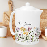 Gepersonaliseerde naam Wildflower Garden Theepot<br><div class="desc">Breng een vleugje natuurlijke schoonheid in uw ruimte met onze gepersonaliseerde naam Wildflower Garden theepot. Ontdek een heerlijk collectie van kleurrijke bloemen die de charme van de natuur binnenshuis zal brengen. Je kunt er jouw namen aan toevoegen. Geschikt als cadeau voor natuur- en bloemenliefhebbers.</div>
