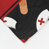 Gepersonaliseerde naam zwart verpleegpatroon fleece deken (Hoek)