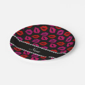 Gepersonaliseerde naam zwarte rode roze lippen papieren bordje (Gekanteld)